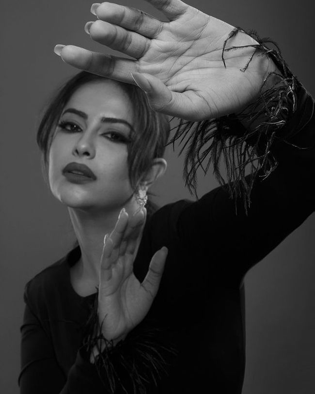 Avika Gor Looking Gorgeous In Black